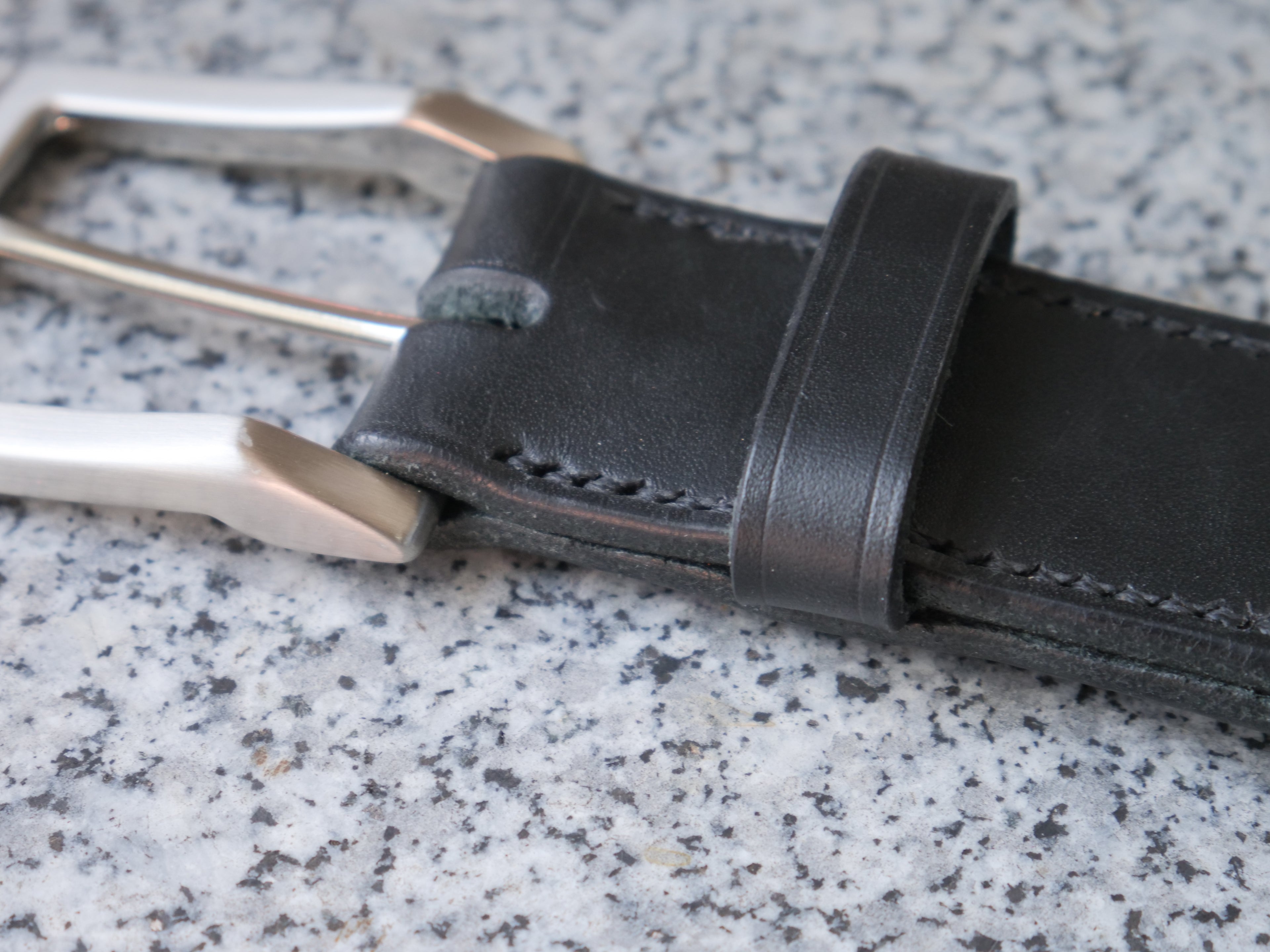 La ceinture signature en cuir pleine fleur et laiton