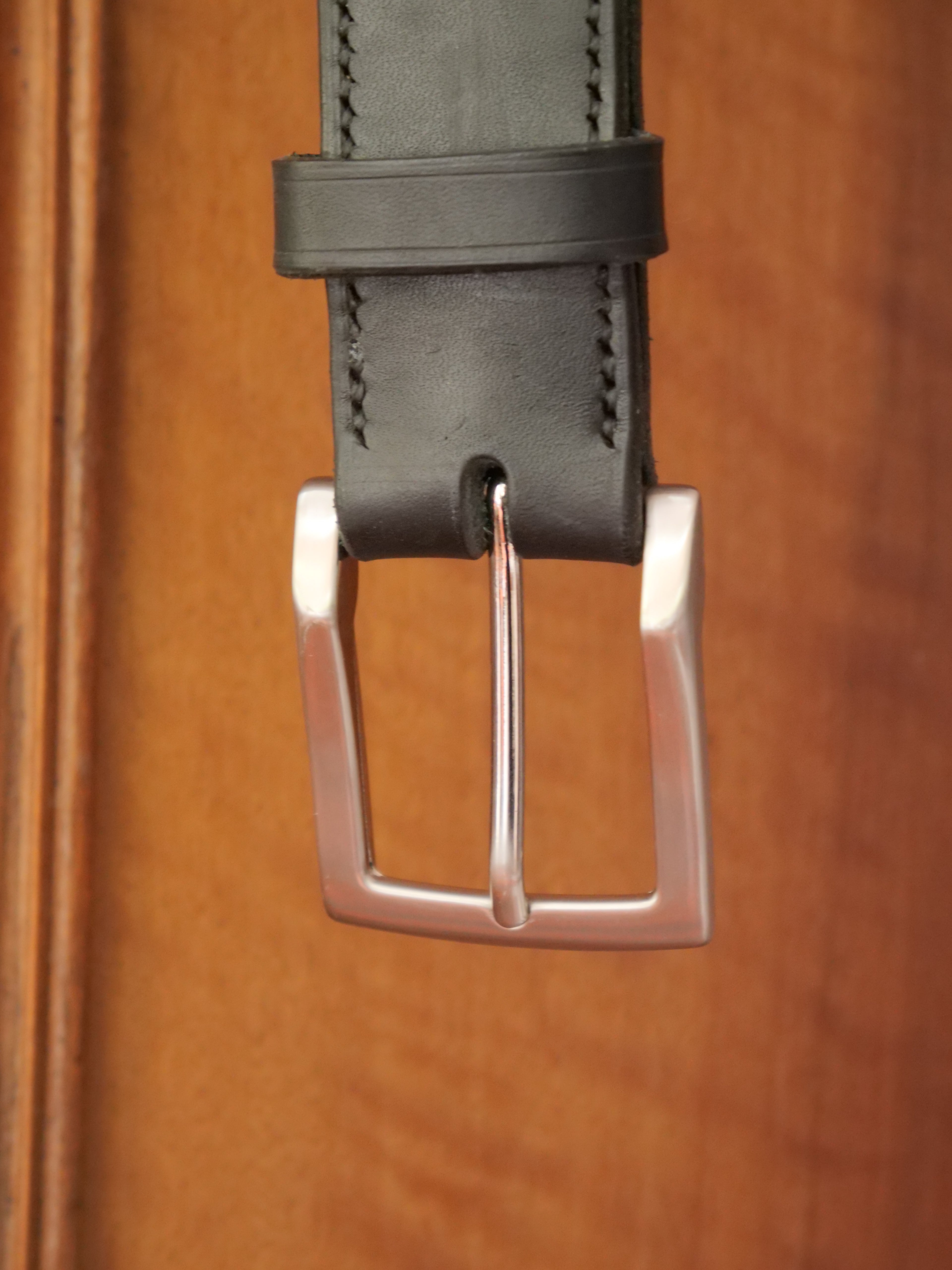 La ceinture signature en cuir pleine fleur et laiton