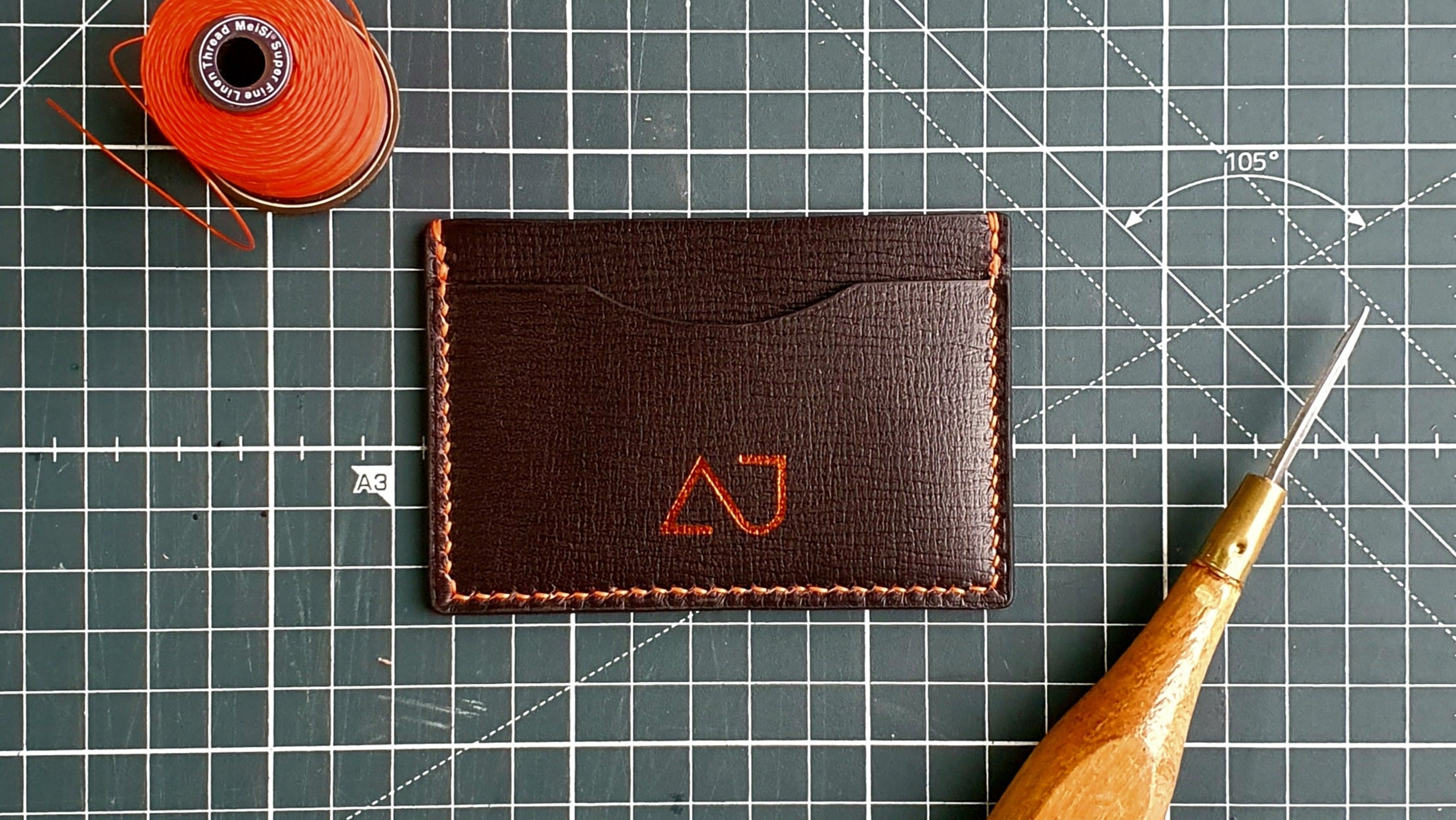 Porte carte en cuir pleine fleur fait main en France avec le logo d'Atelier Jibert